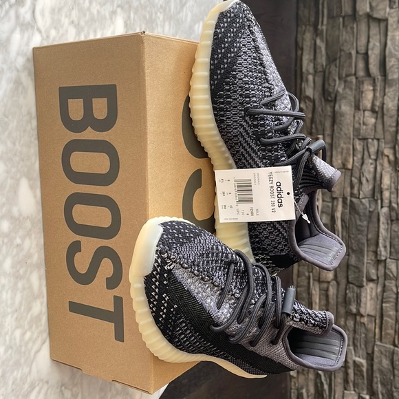 **SOLD** Yeezy Boost 350 V2 - Picture 1 of 4